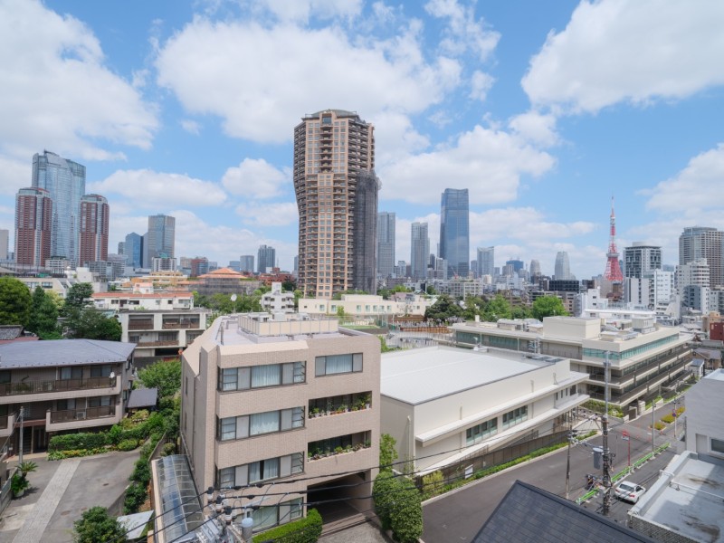 麻布仙台坂の高台から見晴らす東京の空が日常に。刻々と表情を変える都心の景色と、その先に佇む東京タワーを望めます。住まう誇りを満たすロケーションが、日々の暮らしをより豊かに彩ります。