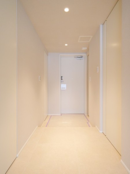 白を基調としたシンプルな設えが、住まい全体の上質さを予感させる玄関です。玄関扉を開けた瞬間、人感センサー照明がやわらかく灯り住まう方を優しく迎える、心配りが息づく玄関です。