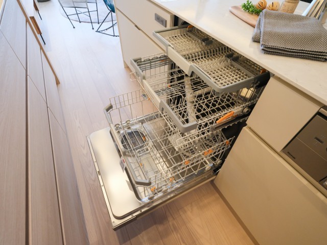 ◆食器洗浄機◆家事の時間を短縮できる優れもの。さらに節水・節約を同時に行うことができるので、人気があり重宝します。