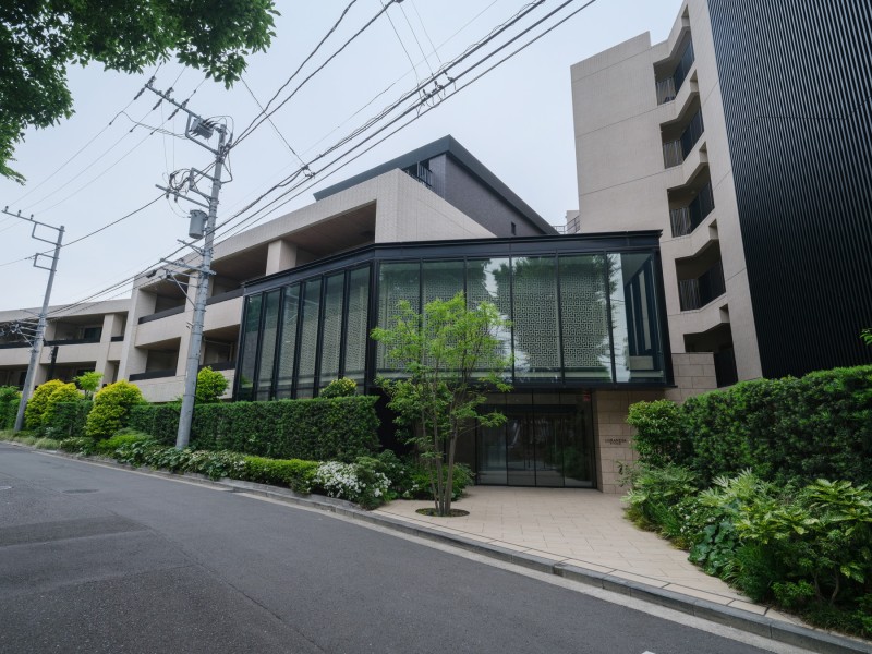 2019年築の閑静な住宅街に佇むレジデンスです。複数路線利用可能な「日吉」駅まで徒歩7分です。買い物も便利な住環境です。