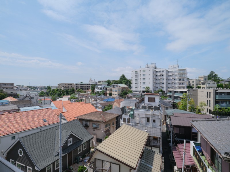 のびやかに広がる空が日常になり、至福の時間に包まれる住まいです。ほっと一息つき、日々をアップデートできそうです。