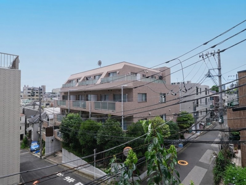 目の前に高い建物がなく、広がる空を身近に感じられる眺望です。穏やかな景色が暮らしに潤いをもたらします。