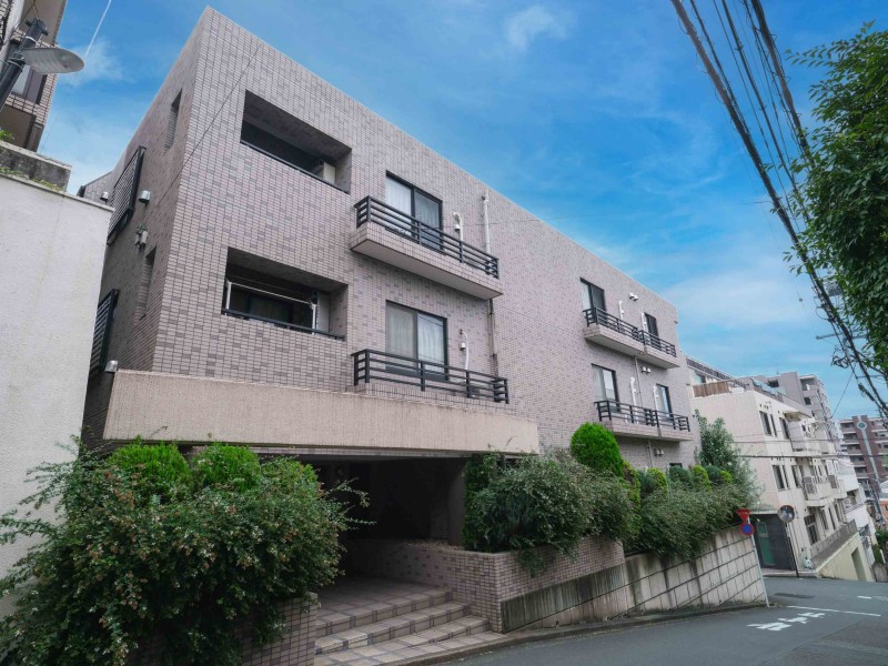 落ち着きのある文京区アドレス。3駅3路線が利用でき、都心各所へスムーズにアクセスできます。周辺にはスーパーや公園が点在しており、住環境良好です。