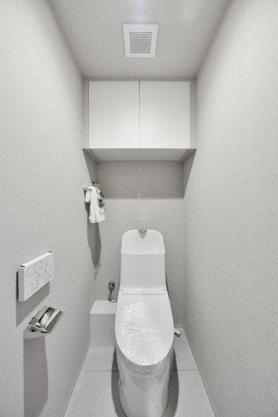 TOTO製ウォシュレット一体型のトイレ新規交換済みです。汚れの付きにくい素材やお手入れしやすい機能を搭載しており、いつも清潔な空間を保てます。吊戸棚を設置しましたので、収納も便利です。