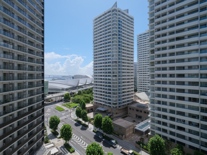 海と遠くまで青々と広がる大空に開放感とゆとりを宿すタワーレジデンスです。飽きのこない窓辺からの光景を愉しむことができます。