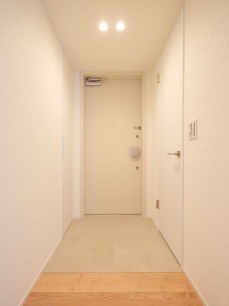 住まいの顔になる玄関は、白を基調に爽やかな空間を演出します。玄関の照明は人感センサーなので、帰宅時に暗闇の中手探りでスイッチを探す必要がなく、いつでも明るい空間が出迎えてくれます。