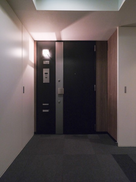 エレベーターを降りてお部屋へと続く廊下は、ホテルライクな内廊下設計です。外気の影響を受けにくく、プライバシーも守られやすいです。