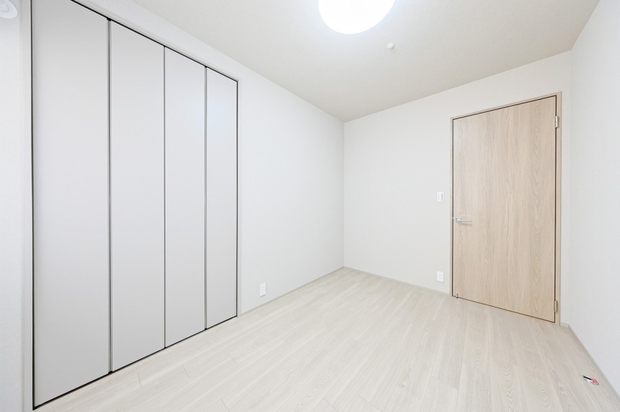 約103m²のゆとりある住戸だからこそ実現した約6.1帖のサービスルーム。衣類や季節用品をたっぷり収納できるため、お部屋を広々と使うことができ、多彩な用途に対応できる便利な空間です。