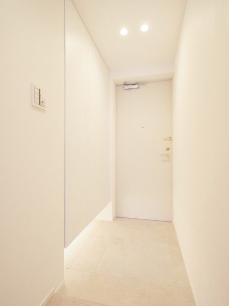 白を基調としたシンプルな設えが、住まい全体の上質さを予感させる玄関です。玄関扉を開けた瞬間、人感センサー照明がやわらかく灯り住まう方を優しく迎える、心配りが息づく玄関です。