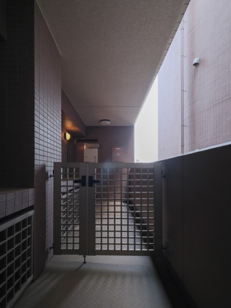 専用ポーチ付きの住戸です。共用廊下からワンクッション空間があることでプライバシー性が高まり、小さなお子さまのいるご家庭にも安心感があります。
