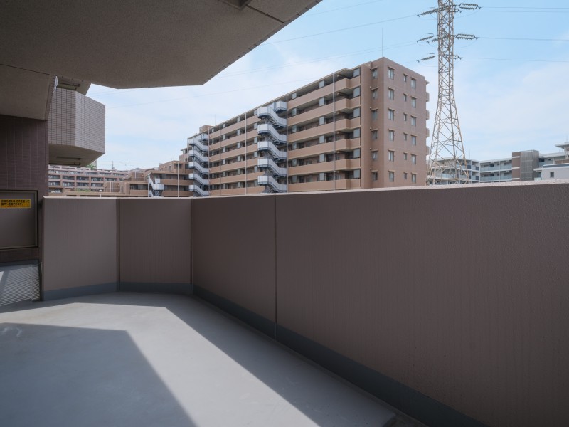 約22.89m²の広々としたL字型バルコニーです。角住戸ならではのゆとりある屋外空間が、暮らしにさらなる開放感をもたらします。