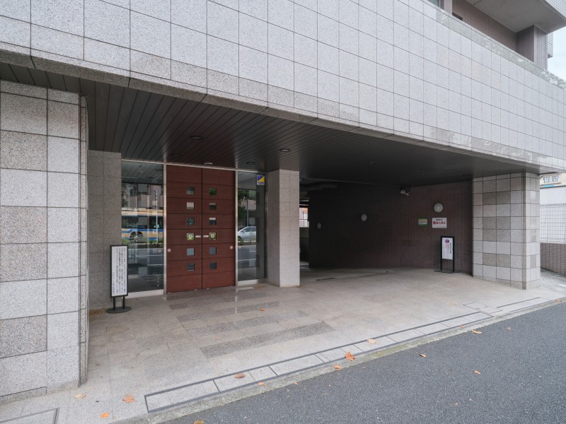 端正な意匠が美しいスタイリッシュなエントランスです。落ち着きと品格を纏い、都市の喧騒を遠ざける安らぎのコモンスペースです。