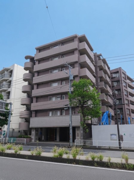 東急東横線『大倉山』駅徒歩7分のファミリーマンション。周辺にはスーパーやコンビニ、ホームセンターなど暮らしを支える施設が充実しています。
