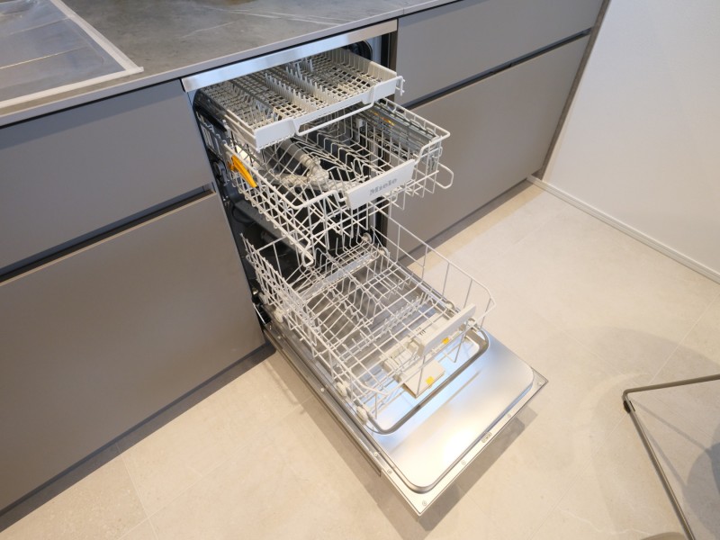 ◆食器洗浄機◆家事の時間を短縮できる優れもの。さらに節水・節約を同時に行うことができるので、人気があり重宝します。