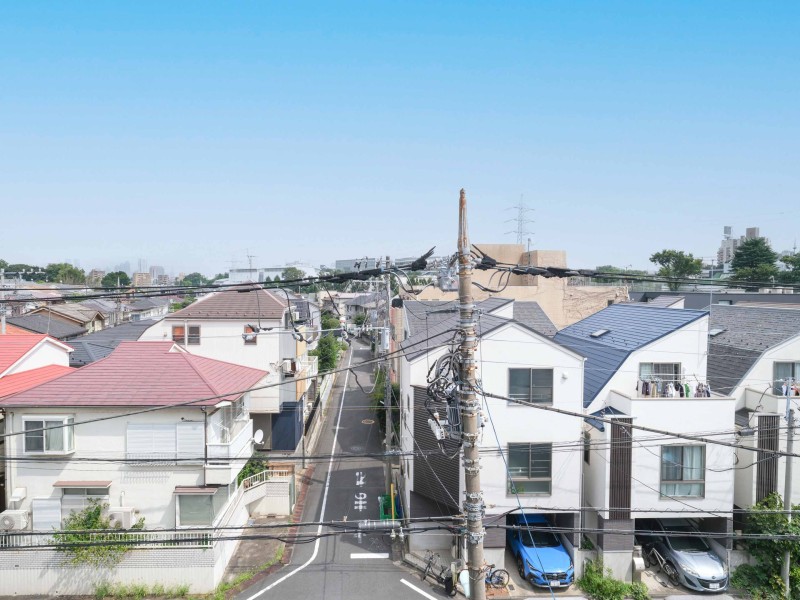 思わずほっと一息ついてしまうほどの開放的な青空を望めます。前面に高い建物が少なく、遠くまで視線が抜ける心地よい眺望が魅力です。
