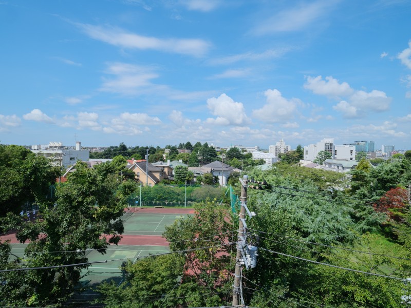 5階部分からの開放感ある眺望です。緑豊かな景色が広がり、周辺の建物との距離も感じられるため、空の広がりを身近に楽しめる住環境です。