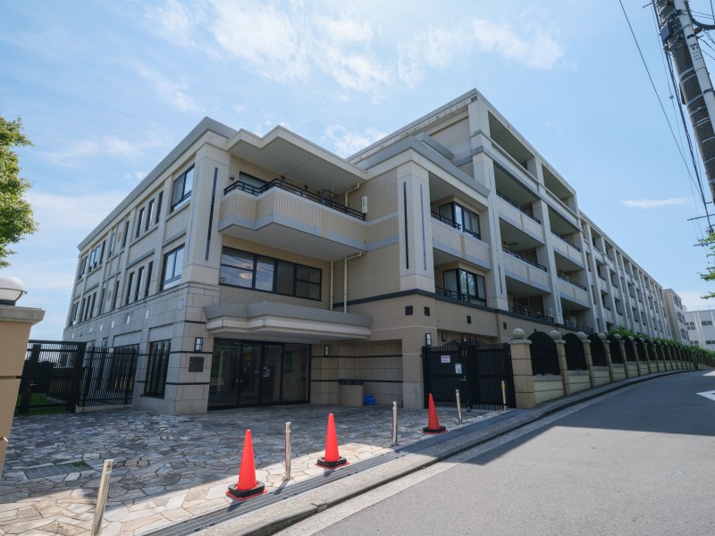 2004年築の住友商事・三菱地所・他旧分譲のマンションです。『元町・中華街』駅から、アメリカ山公園エレベーターを利用し、急な坂道を上らずアクセス可能です。