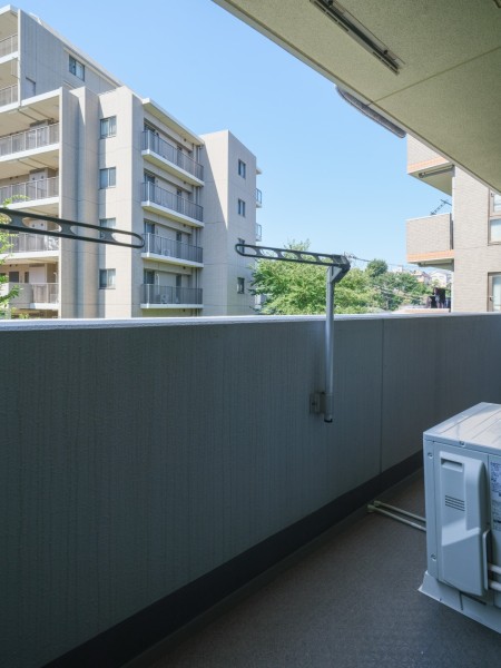 物干し金物を備えたバルコニーです。前面に空が広がり開放感があり、洗濯物干しやちょっとした外気浴の場としても活用しやすいスペースです。