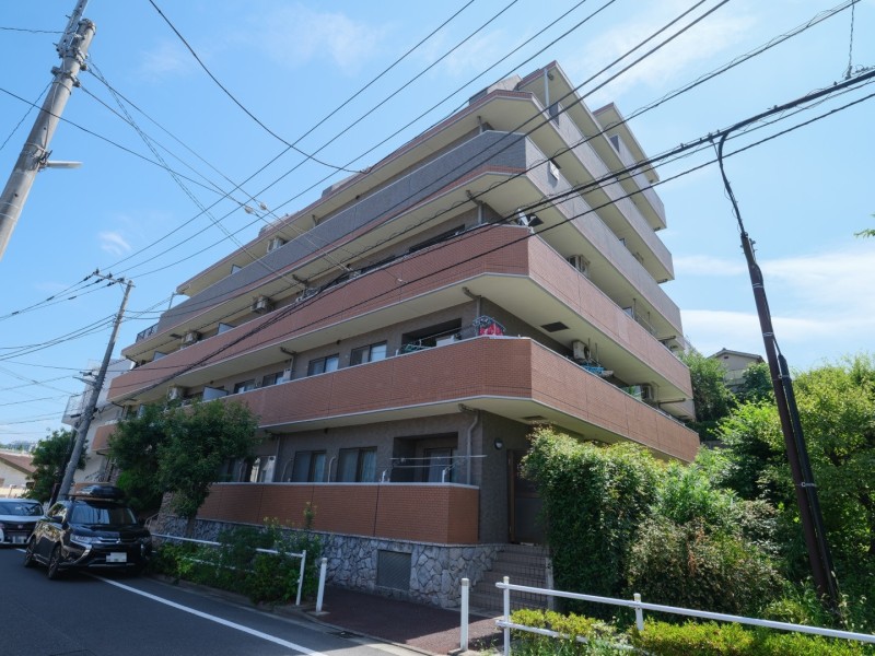 2000年9月築、管理体制良好なマンションです。「大手町」駅まで軽快アクセスが叶う「志村三丁目」駅徒歩11分のロケーション。大型スーパーやディスカウントストアが駅前に揃う環境です。