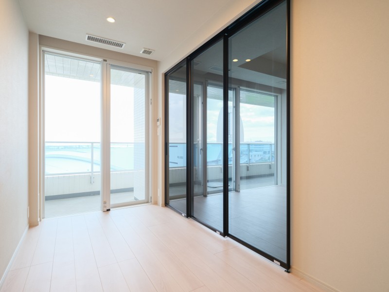 洋室3はリビングに隣接したフレキシブルな空間です。引き戸を開ければ開放感のあるLD空間を演出し、閉めれば独立した居室としてもお使いいただけます。