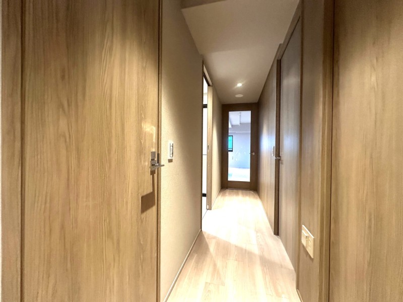 木目調の建具で統一された上質な空間が広がり、各居室や収納へスムーズにアクセス可能です。リノベーションにより室内全体に統一感があり、住まいのグレード感を高めています。