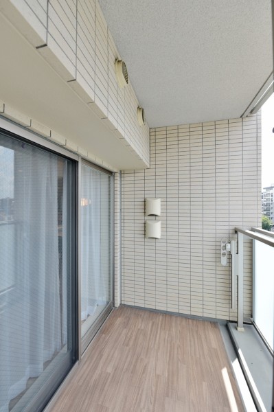 南向きならではの豊かな陽光が降り注ぐバルコニーです。高層階の開放感と心地よい風を感じながら、洗濯物干しはもちろん、気分転換のひとときも楽しめる贅沢な空間です。