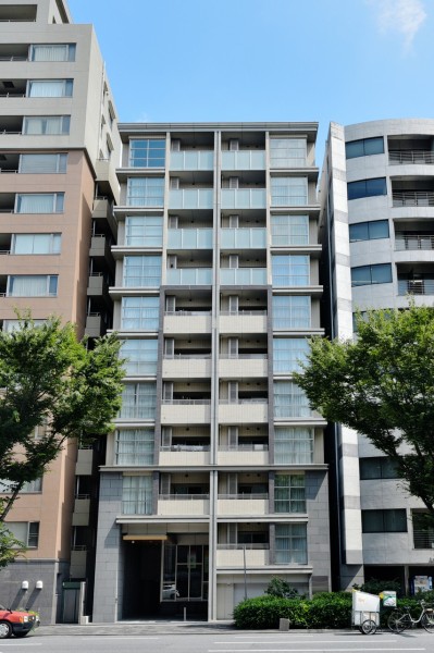 御池通りに凛と佇む端正な外観、ホテルライクな内廊下設計で、中心でありながら落ち着いた暮らしを享受できます。祇園祭を身近に感じる、歴史と利便性が調和した立地です。