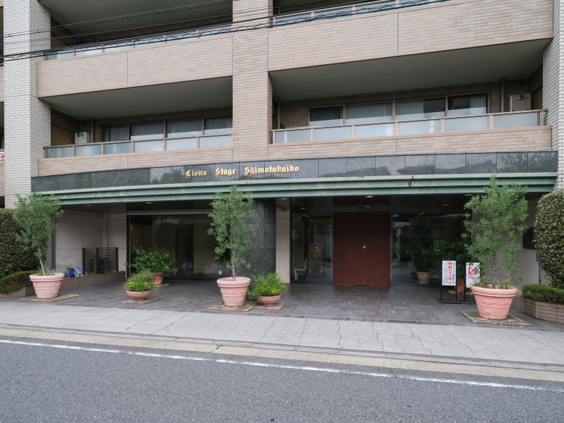 街並みに映える気品ある佇まいのエントランスです。ゆとりある敷地と美しく整えられた植栽が、穏やかな安らぎの居住空間へと誘います。