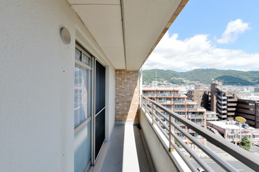 前面を遮る建物は無く、開放感あふれるバルコニーです。大きな空と街並みを眺めながら気持ちよくお洗濯物を干すことができます。南と東の２面バルコニーです。
