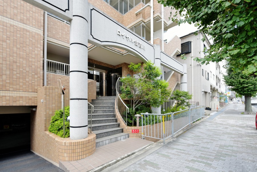 重厚感のあるエントランスアプローチと手入れの行き届いた植栽が印象的。住まう方やゲストを心地よく迎える空間です。