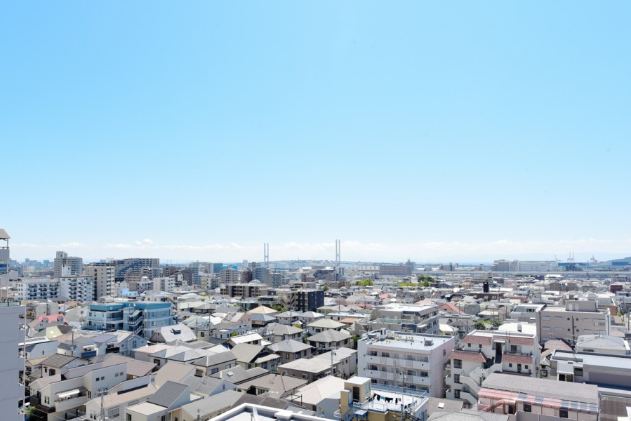 東灘の街並みを見渡す9階の開放感。利便性に恵まれた住環境に加え、毎日の暮らしを豊かにする眺望も魅力のひとつです。オンもオフも心地よく過ごせる住まいです。