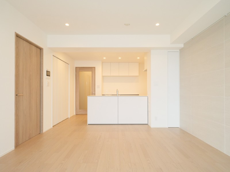 約15.3帖のLDKは、南東向きの大きな開口部がもたらす豊かな採光と開放感を享受したお部屋です。内と外が緩やかにつながる、心地よいやすらぎで満たされる空間です。