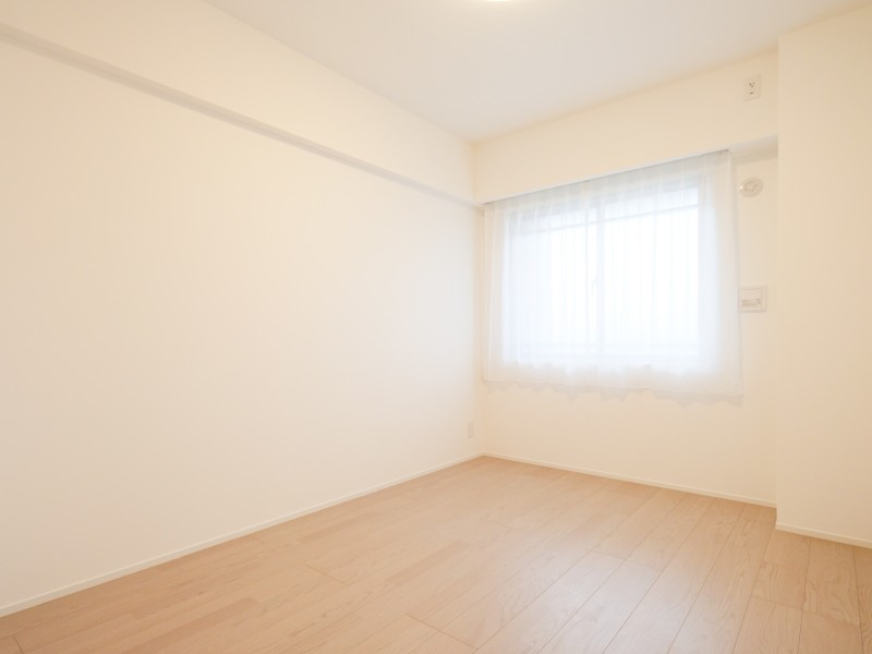 洋室1はのびやかにプライべート時間を満喫できる約6.7帖のお部屋です。主寝室としても快適にお過ごしいただけます。