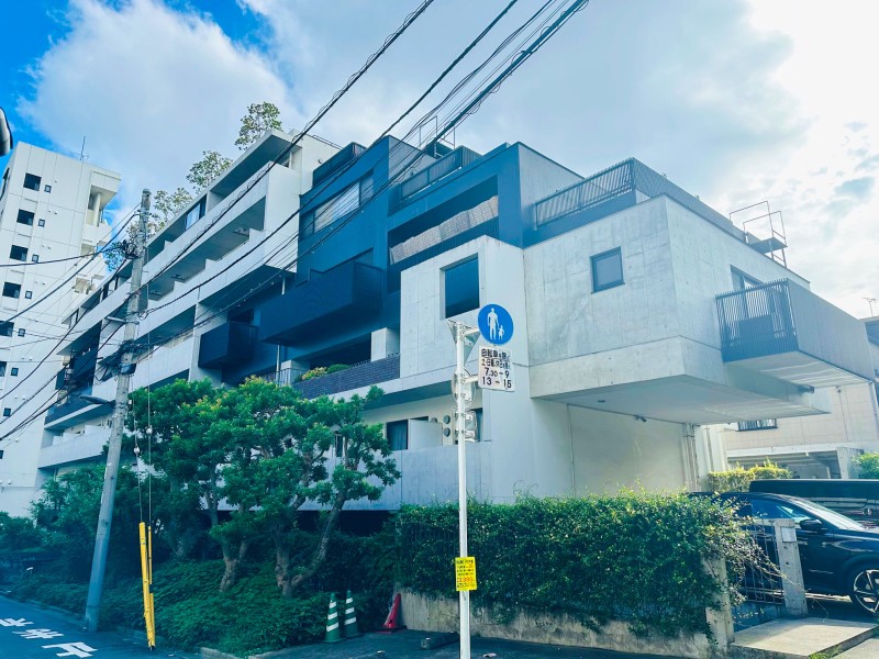 情緒ある神楽坂の街並みに調和する、落ち着きと品格を備えたレジデンス。3駅3路線利用可能の利便性を享受したマンションです。