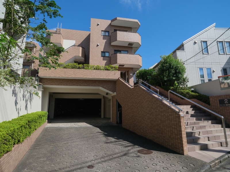 緑豊かで閑静な住環境の杉並区成田東にあるマンションです。バス停「善福寺緑地公園前」まで徒歩1分、「吉祥寺」駅・「中野」駅・「高円寺」駅行きがあり便利です。