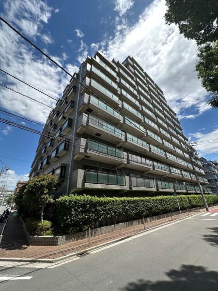 駅前再開発が進む「竹ノ塚」駅徒歩5分の立地にある総戸数107戸の大規模マンションです。商業施設などが周辺にあり利便性が高く、大通りから1本入った落ち着いた住環境です。