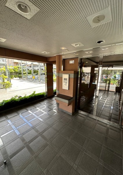 長谷工グループによる管理体制で定期的なメンテナンスが行われ、綺麗に保たれたエントランスホールです。計画的な修繕により、快適な住環境に配慮されています。