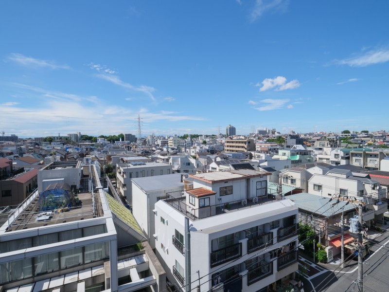 思わず伸びをしたくなるような開放的な青空を望めます。凛とした空気が流れこみ、気分転換にもぴったりな空間です。