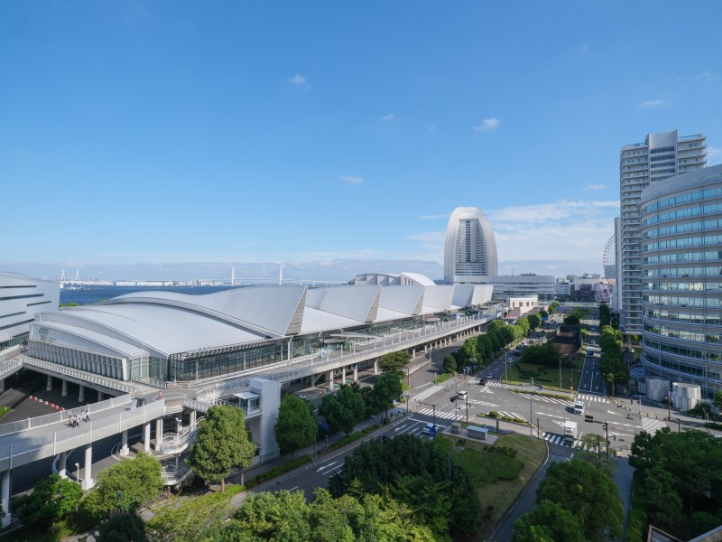 遠くまで青々と広がる大空に開放感とゆとりを宿すタワーレジデンスです。飽きのこない窓辺からの光景を愉しむことができます。