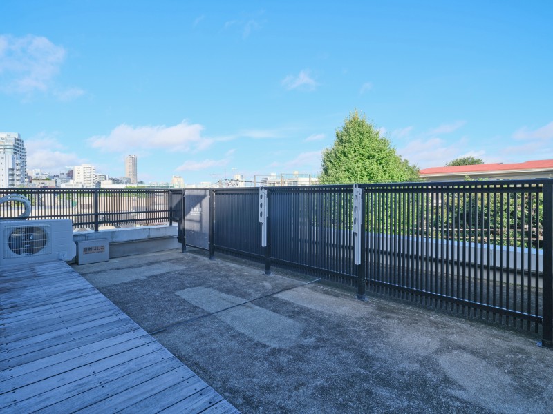 約19m²のルーフバルコニーがあるお部屋です。室内と外が緩やかに繋がる設計で、豊かな採光と風の通り道を創り出します。
