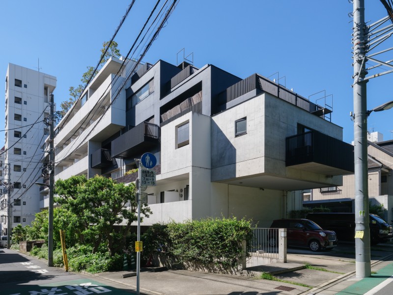 情緒ある神楽坂の街並みに調和する、落ち着きと品格を備えたレジデンス。3駅3路線利用可能の利便性を享受したマンションです。