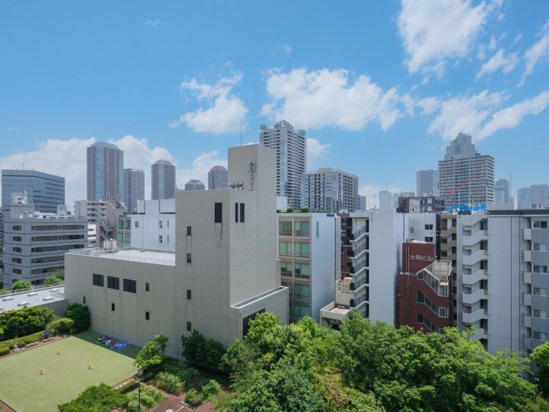 バルコニーからは桜川屋上公園の緑を望むことができ、都心にいながら自然の潤いを身近に感じられる眺望です。遠くまで広がる街並みが開放感を感じることができます。