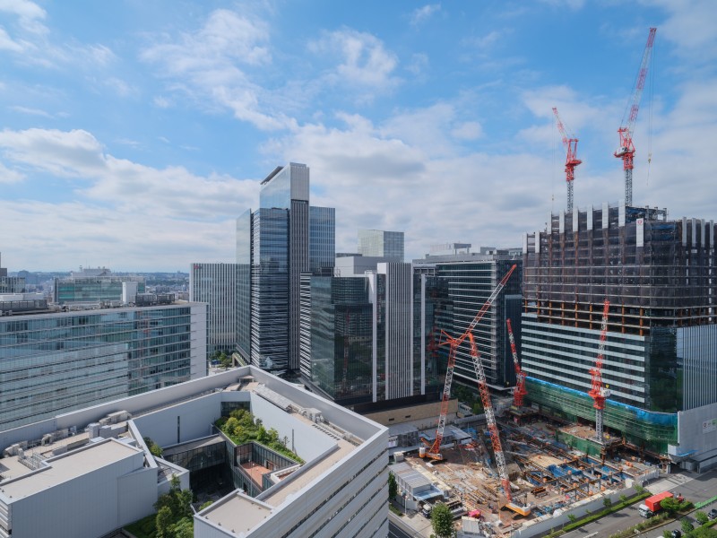 都会の鼓動を感じながら、空へと視線が伸びる眺望を望めます。都市と暮らしが、美しく交差する住まいです。
