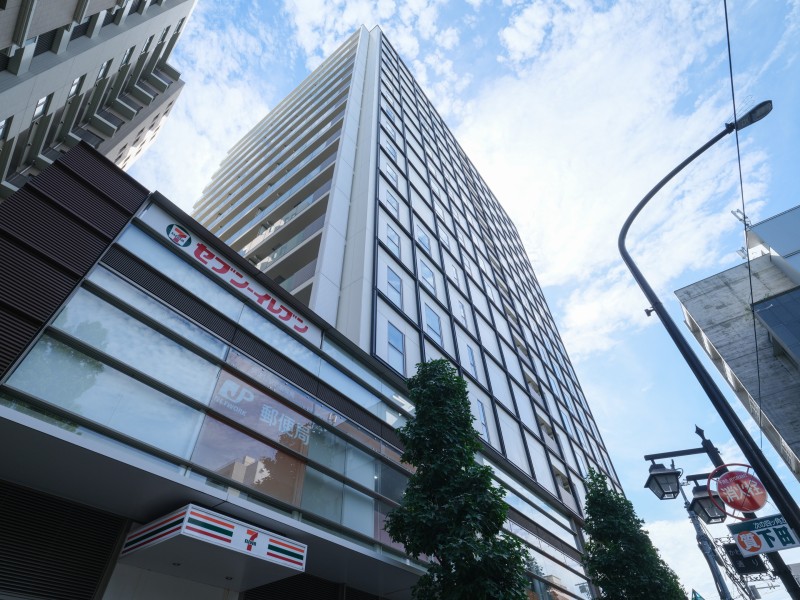 1、2階部分にはコンビニエンスストアや郵便局が併設されています。スタイリッシュな外観意匠と高い利便性が融合し、快適でスマートな暮らしをサポートしてくれます。