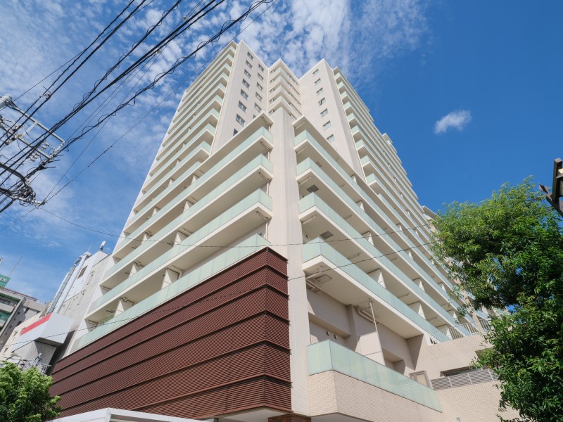 青空に映えるスタイリッシュで気品ある佇まいが魅力的なマンションです。セキュリティ面にも配慮されており、ダブルオートロックシステムを採用しています。毎日の暮らしに安心感と快適さをもたらす住環境です。