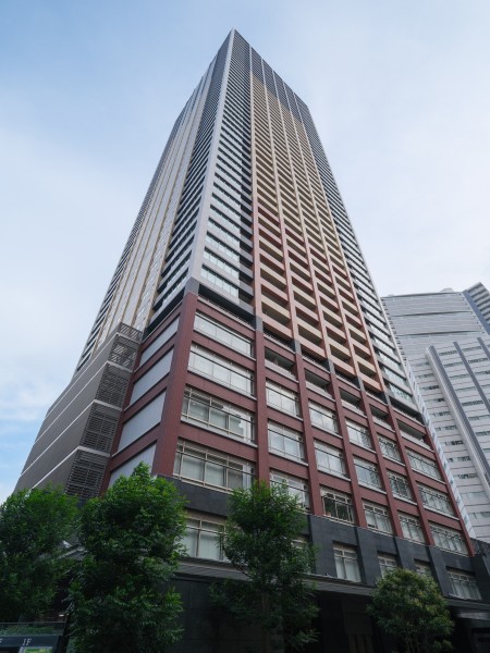 地上52階建のタワーレジデンスです。再開発が進む「東池袋」駅直結の好立地。重厚感のある低層部と伸びやかなフォルムが印象的で、総戸数638戸の大規模マンションならではの存在感を感じられます。