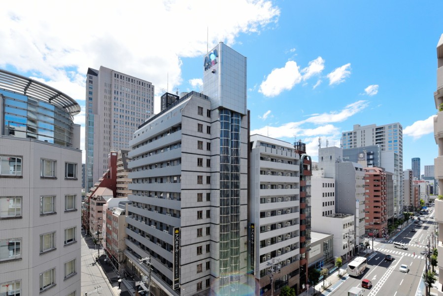 バルコニーからは都心の街並みを望みます。時間と共に変化していく空の様子や、開放感のある景色が日常生活を彩ります。