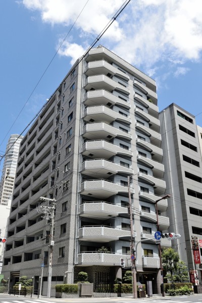 大阪メトロ谷町駅谷町四丁目駅徒歩２分の立地です。その他、天満橋駅、堺筋本町駅も利用可能で、日々の暮らしにゆとりと快適さをもたらします。２００２年建築、ペット２匹まで飼育可能です。