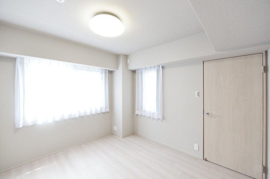 洋室２（約6.3帖）二面採光で明るく開放的なお部屋です。シンプルな内装なので、どんな家具とも合わせやすく、自分らしいくつろぎの空間を作り上げることができます。