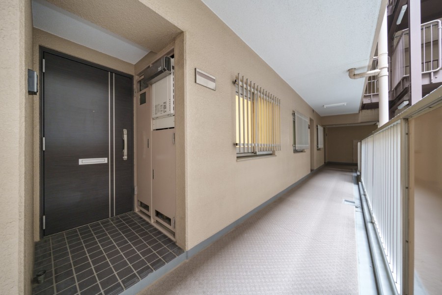 アルコーブを備えた住まいです。共用廊下から一歩奥まった玄関のため、お出かけ時にも他居住者様との衝突の心配がない設計です。